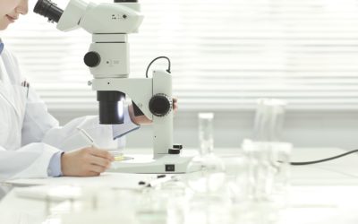 顕微鏡と研究者