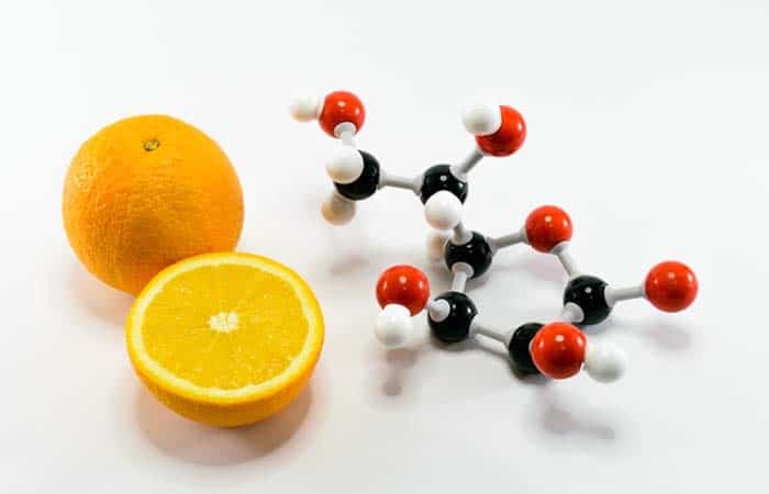 ビタミンCの元素模型とオレンジ