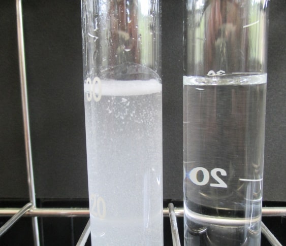還元型E-TENを加えることにより気泡が発生し、過酸化水素水が水と酸素に変化している様子